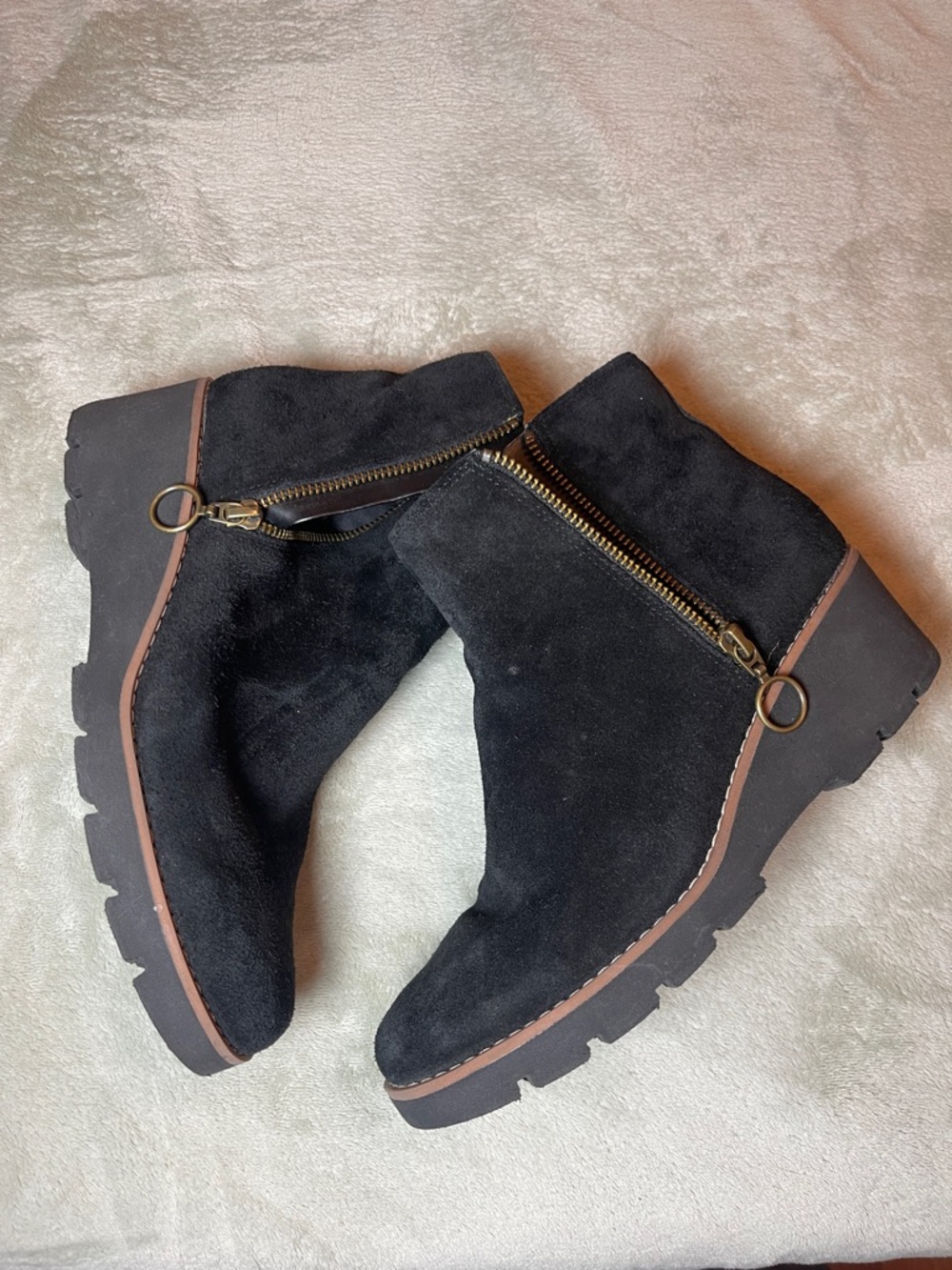 Vionic Black Suede Wedge Ankle Boot with Gold Zip Size: 8 - Picture 5 of 11
